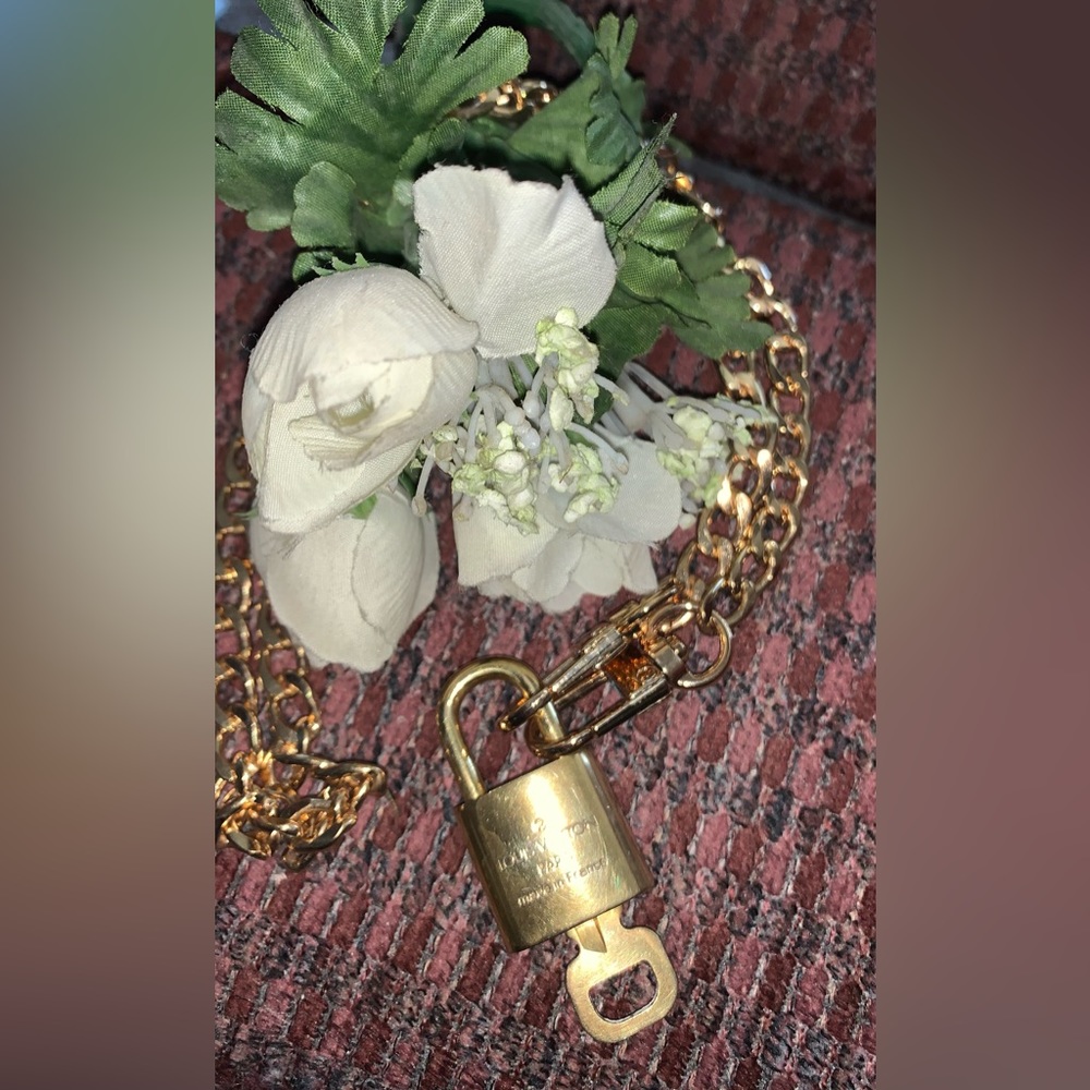 Gorgeous Lv Lock & Key On Unbranded Chain